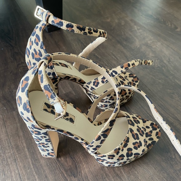 Size 6 Leopard heel never worn - 5 inches - Picture 4 of 4